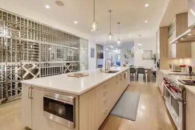 Image de Relax with family in a super deluxe single family home. West town.