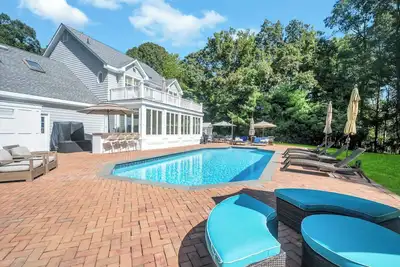 Image de Classic Southampton Home, Private Heated Pool, Outdoor Shower, Perfect for. . .