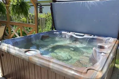 Image de The Lake Erie Retreat | Winter Getaway w/ Hot Tub, Fire Pit & Lake Views