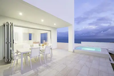 Image de Lilypad: Luxurious Cliffside Villa with Stunning Sea Views