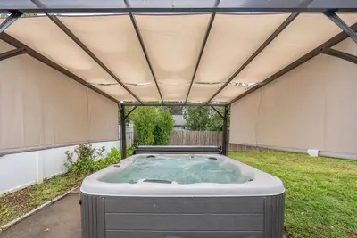 Image de Family Hot Tub Retreat - 10 Guests - Foosball - Smart Tv