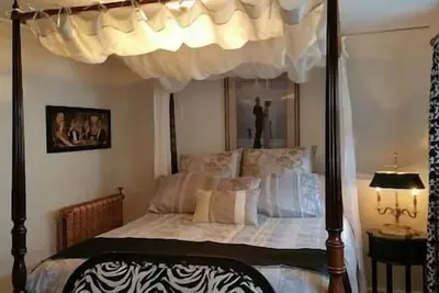Image de 1930's Nostalgic Boutique Loft Canopy Beds
