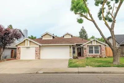 Image de Spacious 4-Bedroom Retreat in a Quiet Neighborhood w/ 3-Car Garage