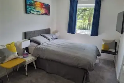 Image de Ground floor apartment. 1 double bed, 1 double sofa bed, sleeps 4. Free parking.