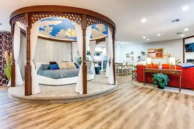 Image de Unique, Convenient Couple’s Apt Near Dtwn Flushing