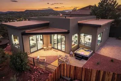 Image de Sedona Hilltop Haven - Brand New Luxurious Home with Hot Tub and Views Galore!