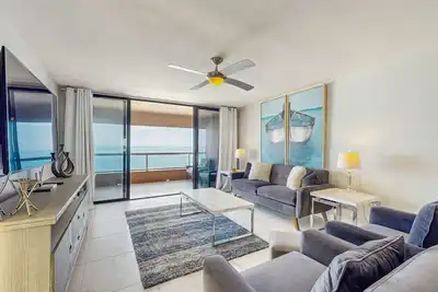 Image de 12th floor beachfront condo with balcony heated pool gym pool spa and tennis