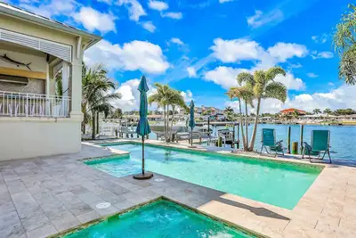 Image de Exquisite Clearwater Retreat w Heated Pool Game Room Outdoor kitchen and Kayaks