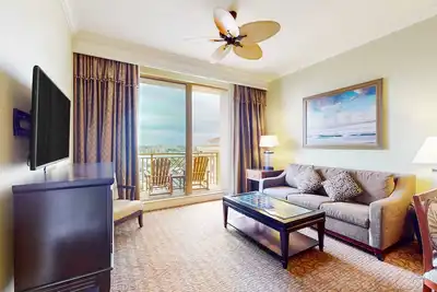 Image de City View condo with beach access pools hot tub gym Ac and Wd