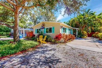 Image de Charming dog friendly home with lanai and washer dryer near downtown beach