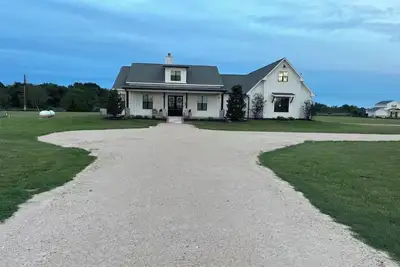 Image de Modern farmhouse with a pool