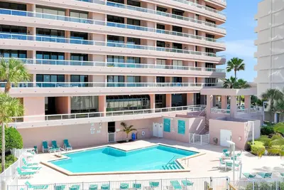 Image de Luxe penthouse with balcony sweeping views heated pool spa hot tub and gym