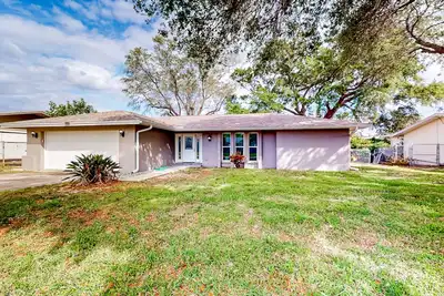 Image de Inviting retreat with modern amenities, spacious layout, & entertainment options