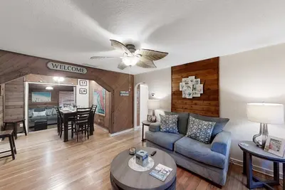 Image de Jupiter Pines Cottage Coastal retreat in Clearwater with yard prime location