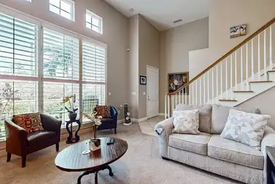 Image de Spacious townhome in prime location w patio heated pool hot tub pool spa gym
