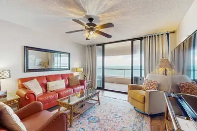 Image de Beachfront condo with great views balcony heated pool sauna and hot tub