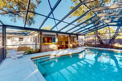 Image de Home near the beach with private pool, enclosed patio, & W/D