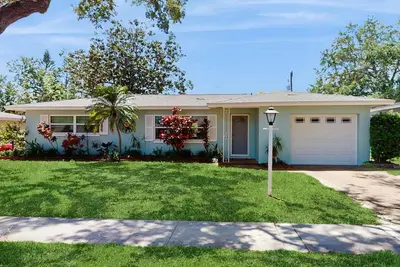 Image de Inviting ranch home near the beach Florida room alfresco dining
