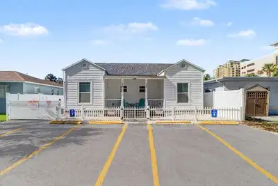 Image de Updated duplex with Ac full kitchen and washer dryer walk to beach bars dining