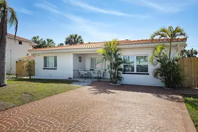 Image de Fully renovated home with furnished patio washer dryer Ac walk to the beach