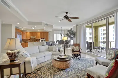 Image de Stunning Gulf front views in full luxury Sandpearl Residences with pool spa Wd