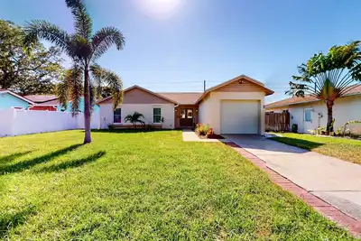 Image de Dog-friendly house with patio, firepit, fenced yard, beach gear, & Ac