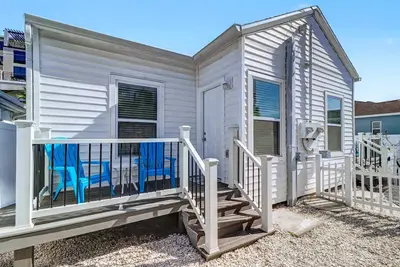 Image de Central beach cottage with full kitchen Ac and Wd walk to beach and dining