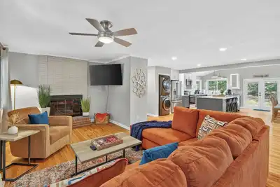 Image de 3br Modern + Hot Tub + Fenced Yard + Sleeps 8