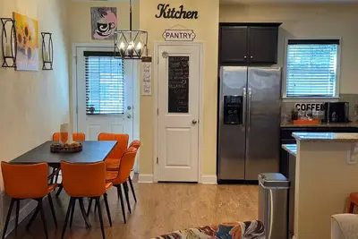 Image de Colorful home sleeps 8-10