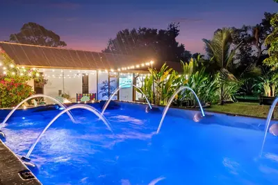 Image de Tropical Oasis feels is a  garden paradise w/ 14ft heated hydrotherapy pool/spa