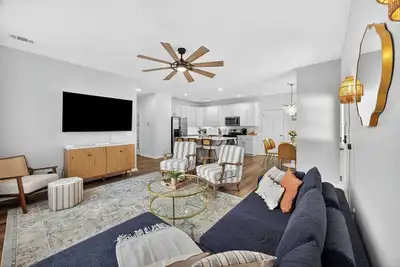 Image de New! Game Room~HotTub~Fire Pit~. 8mi to Old Town