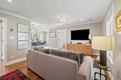 Image de Bright & Stylish Home near Uptown - 3br 2b + Outdoor