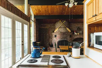 Image de Cozy Cabin Near Lake with Fireplace