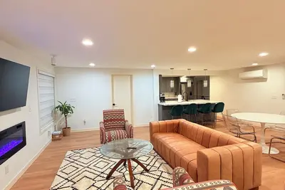 Image de Centrally Located Near Airport, Mall, Shops and Restaurants. World Cup! ! !