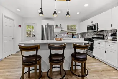 Image de Peaceful Pet Friendly Home with fenced yard