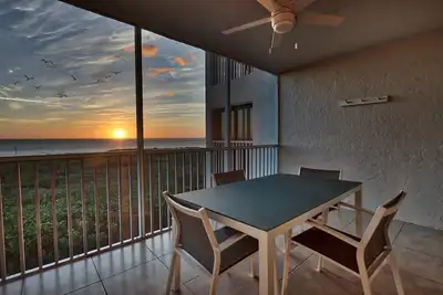 Image de Experience breathtaking views of Pine Island Sound from the stunning South Seas Bayside Villa 5220