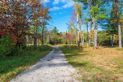 Image de Nestled on 117 acres of Muskoka wilderness along the Kahshe River, Gta Cottage