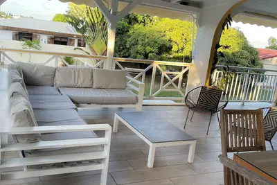 Image de Maison familiale avec piscine et salle de jeux, au centre de la Guadeloupe
