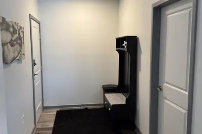 Image de Contemporary Main Street Speedway Apartment