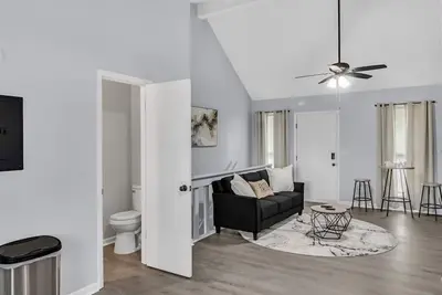 Image de Charming 2-bedroom apartment in beautiful Huntsville with fireplace