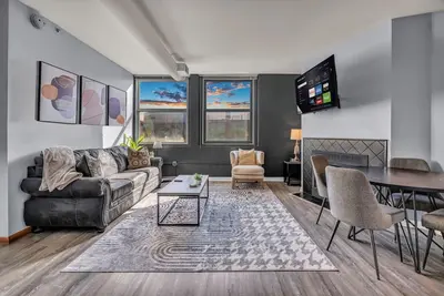 Image de 2-Story Downtown Townhome • Free Parking • Gym