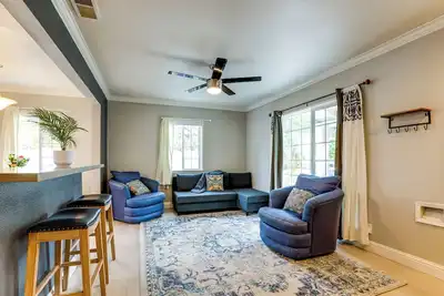 Image de Walkable Location! Sacramento Home w/ Patio