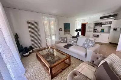 Image de Villa élégante avec jacuzzi et vue