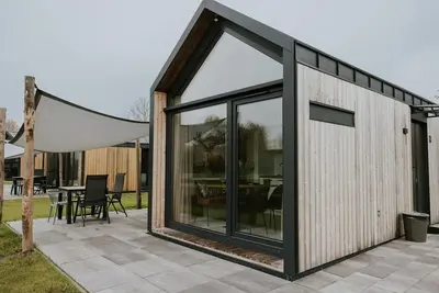 Image de Charmante petite maison avec terrasse.