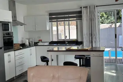 Image de Bungalow privee avec 3 ch en suite avec piscine et a 10 min a pied de la plage.