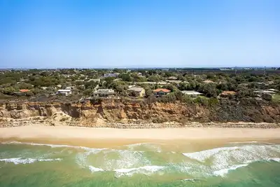 Image de Cliffside Rustic & Charming Villa by FeelHome