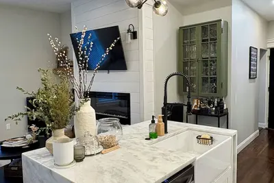 Image de Newley renovated stylish rustic and modern, in unit laundry