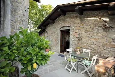 Image de Cozy stone cottage with outdoor hot tub