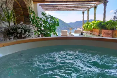 Image de Nestled on the hillside of Cernobbio, this enchanting 1608 structure, once a Convent, has undergone a meticulous restoration, now comprising three self-contained apartments. This unit with its tasteful décor, ensures a harmonious blend of style and comf