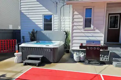 Image de The Funky Fun Haus - Pickleball, Hot Tub, Arcade